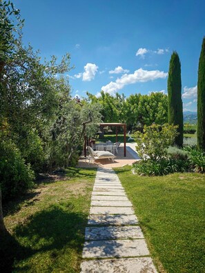 A garden pathway leading to a gazebo with outdoor furniture. - Villa among vineyards with pool near Conero (San Marcello)