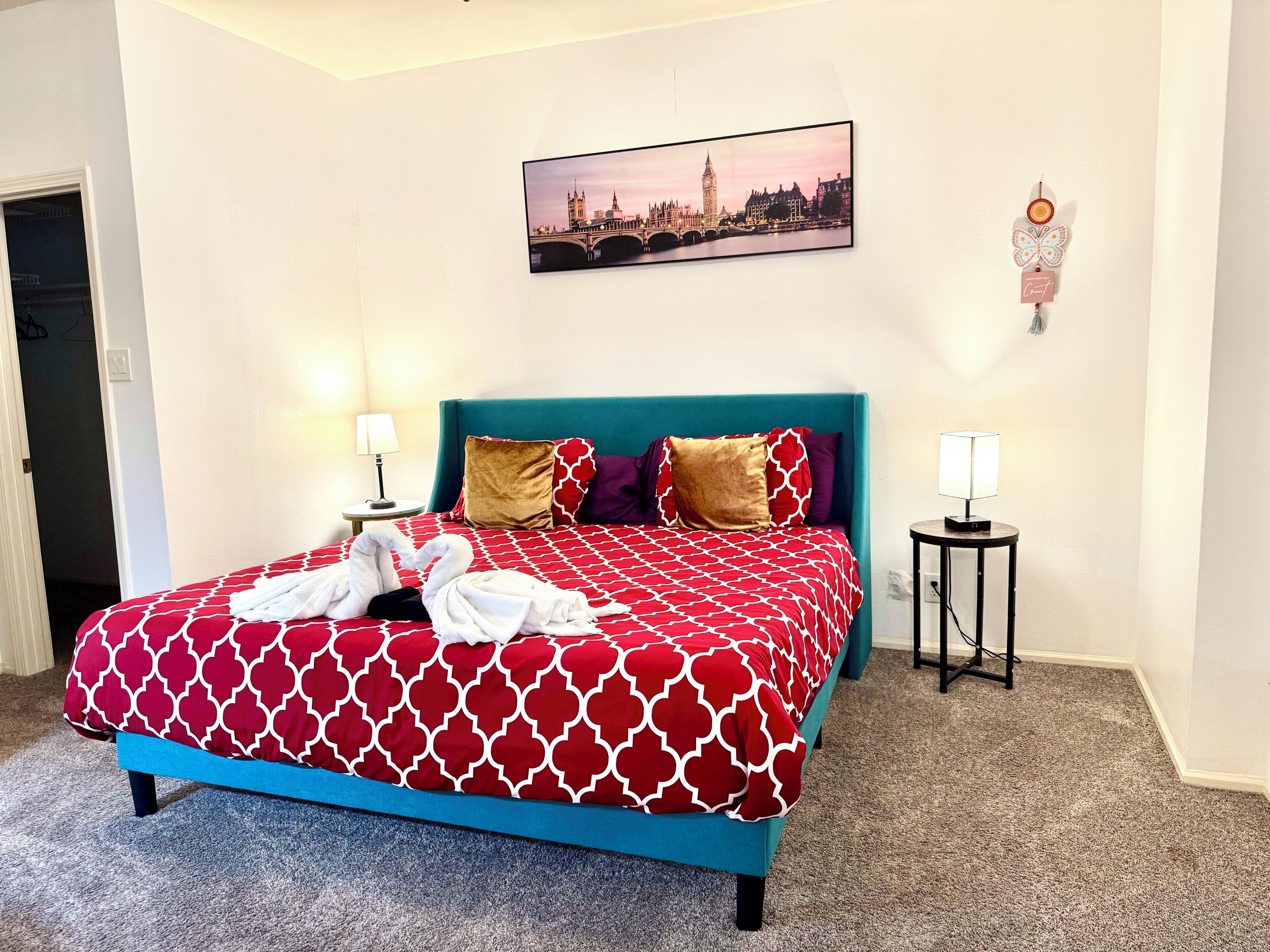 2 habitaciones, escritorio y tabla de planchar con plancha 