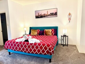 2 bedrooms, desk, iron/ironing board, travel cot - Medical center 2-bedroom apartment in perfect Houston with cool AC and comfort (Houston)