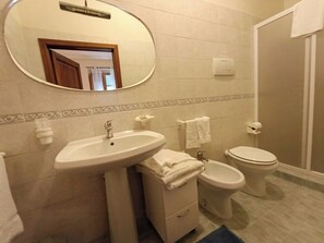 Ein Badezimmer mit Waschbecken, Toilette und Dusche.