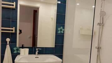 SĂšche-cheveux, serviettes fournies, savon, papier toilette