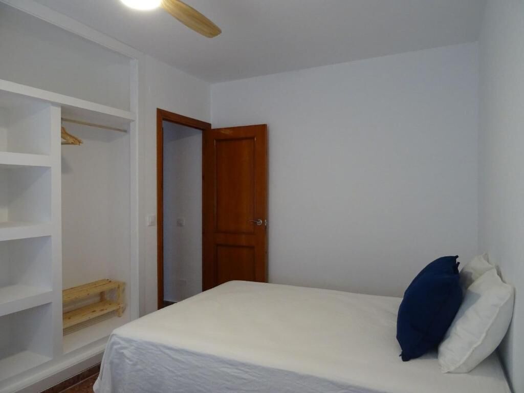 Iron/ironing board, internet, bed sheets