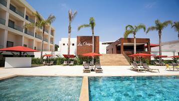 2 outdoor pools