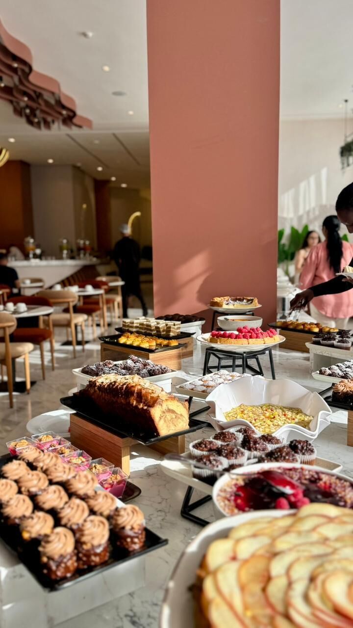 Un bufé con diversos postres y pasteles.