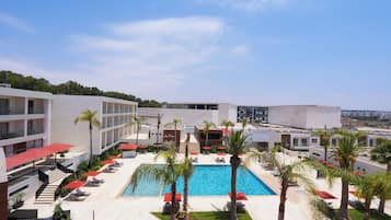 Una piscina al aire libre