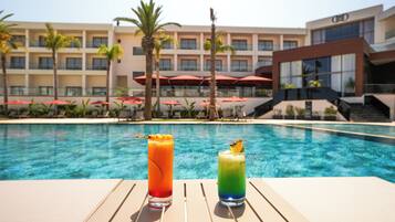 2 outdoor pools