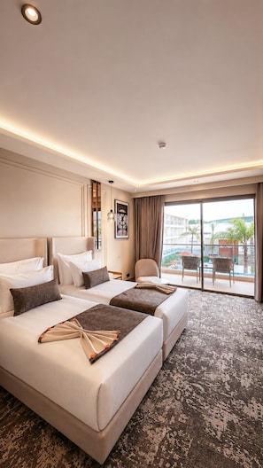 Habitación de hotel con dos camas, un ventanal grande y vistas al exterior.