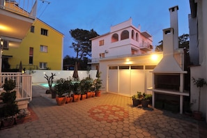 A residential area with a swimming pool, potted plants, and a barbecue area. - Batur Pool Apartment A3, Zadar, Croatia (Zadar)