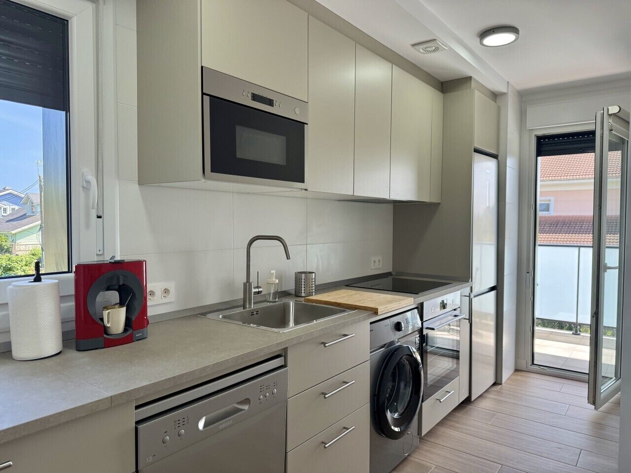 Fridge, microwave, oven, coffee/tea maker