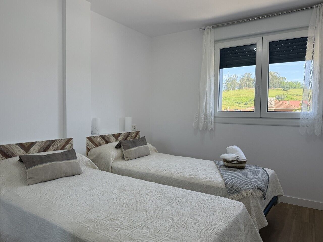 Iron/ironing board, bed sheets