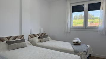 Iron/ironing board, bed sheets