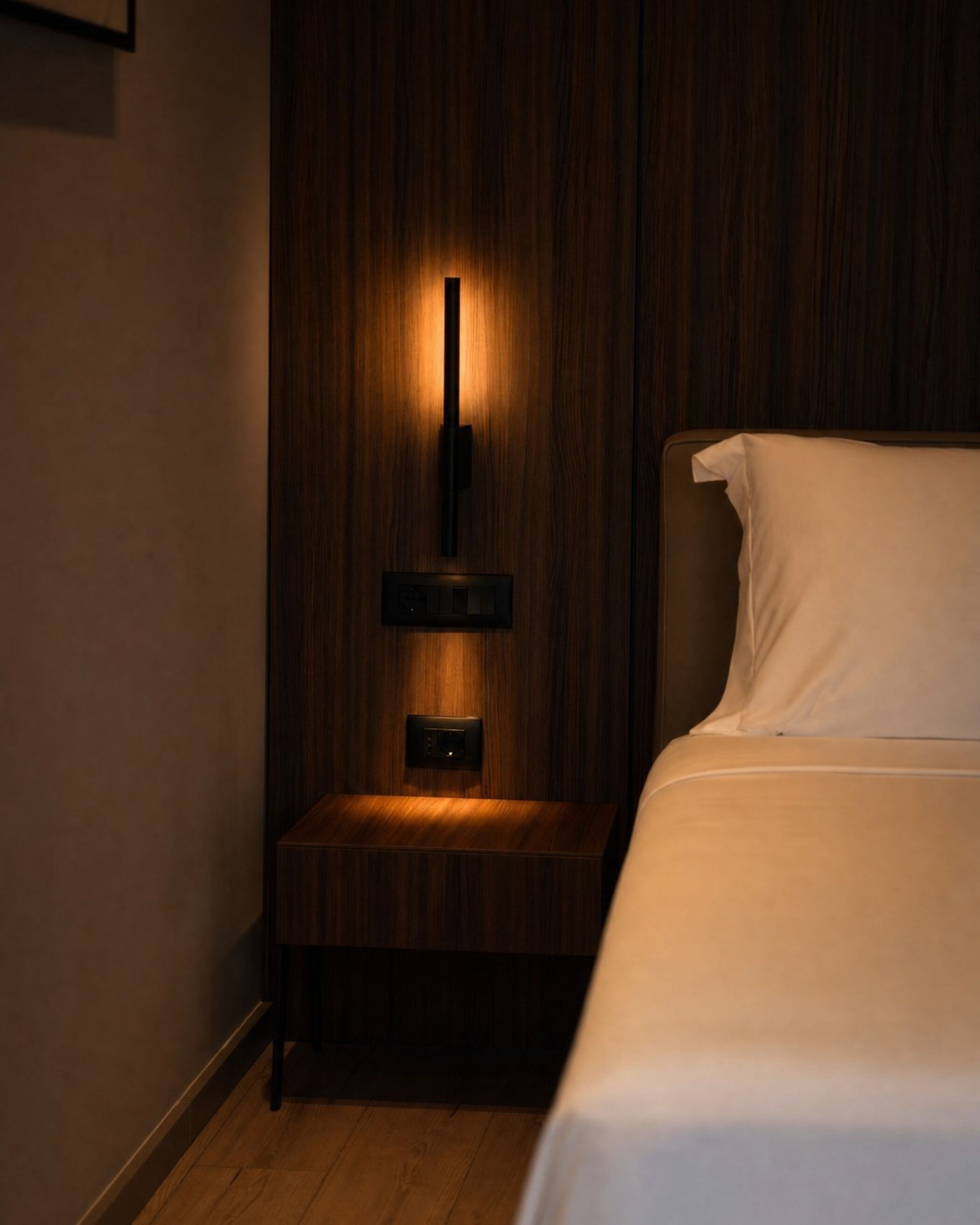 Minibar, espacio para trabajar con laptop, wifi gratis y ropa de cama 