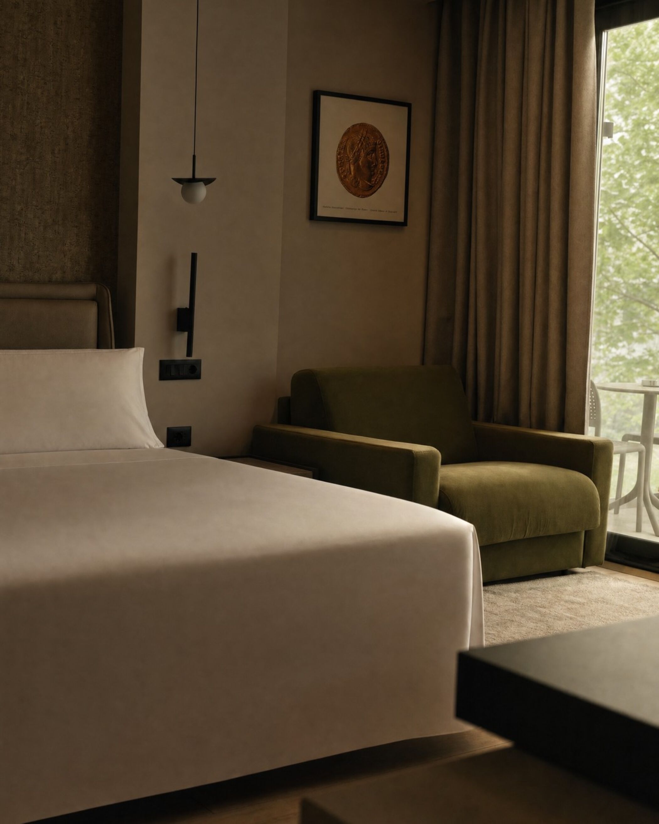 Minibar, espacio para trabajar con laptop, wifi gratis y ropa de cama 