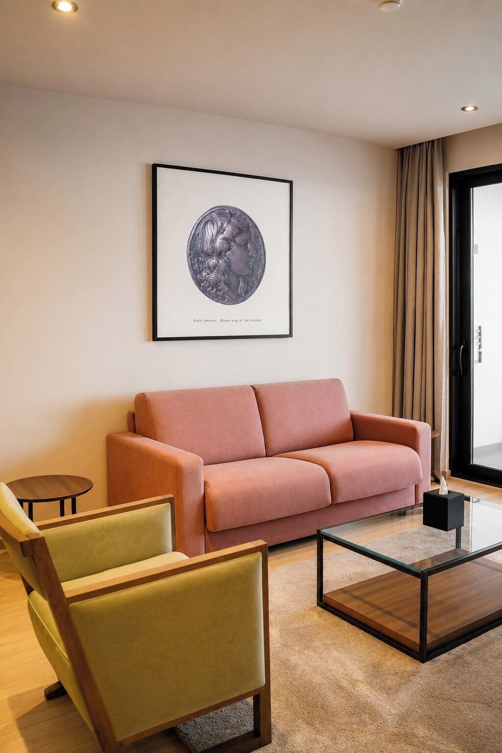 Una sala de estar moderna con un sofá, sillones, una mesa de centro y una obra de arte enmarcada en la pared.