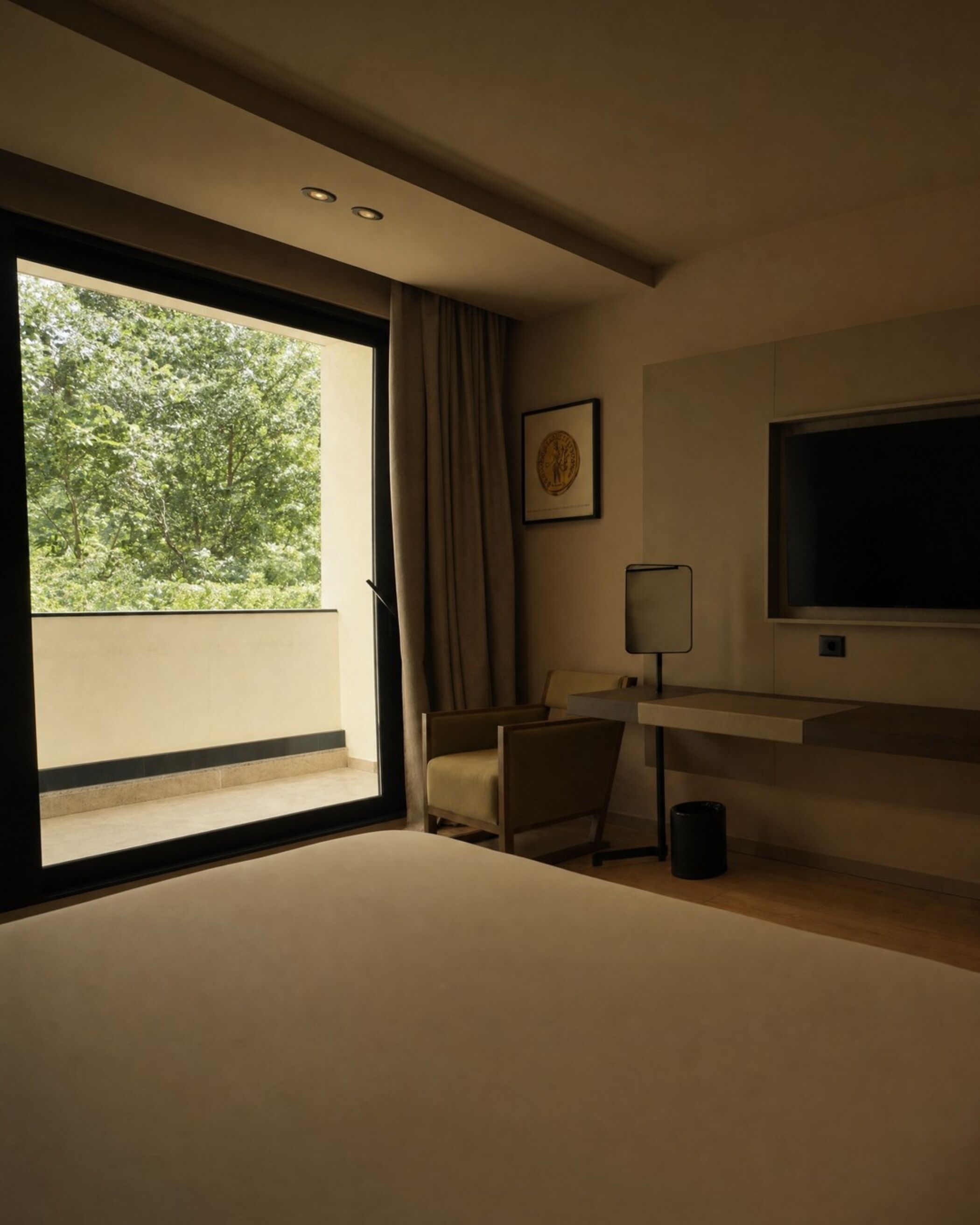 Minibar, espacio para trabajar con laptop, wifi gratis y ropa de cama 