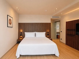 Minibar, espacio para trabajar con laptop, wifi gratis y ropa de cama 