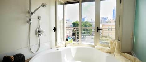 Jetted tub, hair dryer, towels, soap