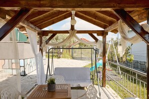 Outdoor dining - pRETTyHome with private swimming pool,sea view,private parking,bbq,free wifi (χαλκιδικη)