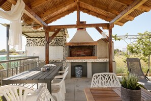 Outdoor dining - pRETTyHome with private swimming pool,sea view,private parking,bbq,free wifi (χαλκιδικη)