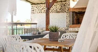 pRETTyHome with private swimming pool,sea view,private parking,bbq,free wifi