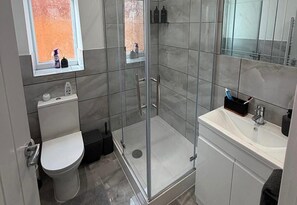 Shower, hair dryer, towels - 2 Bed Apartment Sleeps 4 - Free Parking, Near o2 (London)