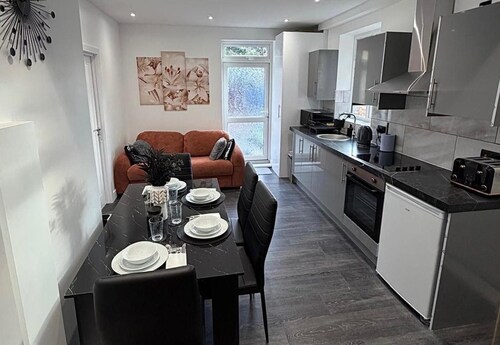 2 Bed Apartment Sleeps 4 - Free Parking, Near o2