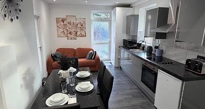 2 Bed Apartment Sleeps 4 - Free Parking, Near o2
