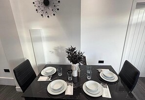 Dining - 2 Bed Apartment Sleeps 4 - Free Parking, Near o2 (London)