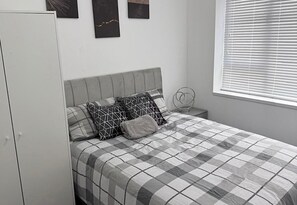 2 slaapkamers, een strijkplank/strijkijzer, gratis wifi, beddengoed