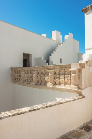 A white building with a stone balustrade and a staircase leading to a higher level. - PALAZZO VENNERI LLOYD (Gallipoli)