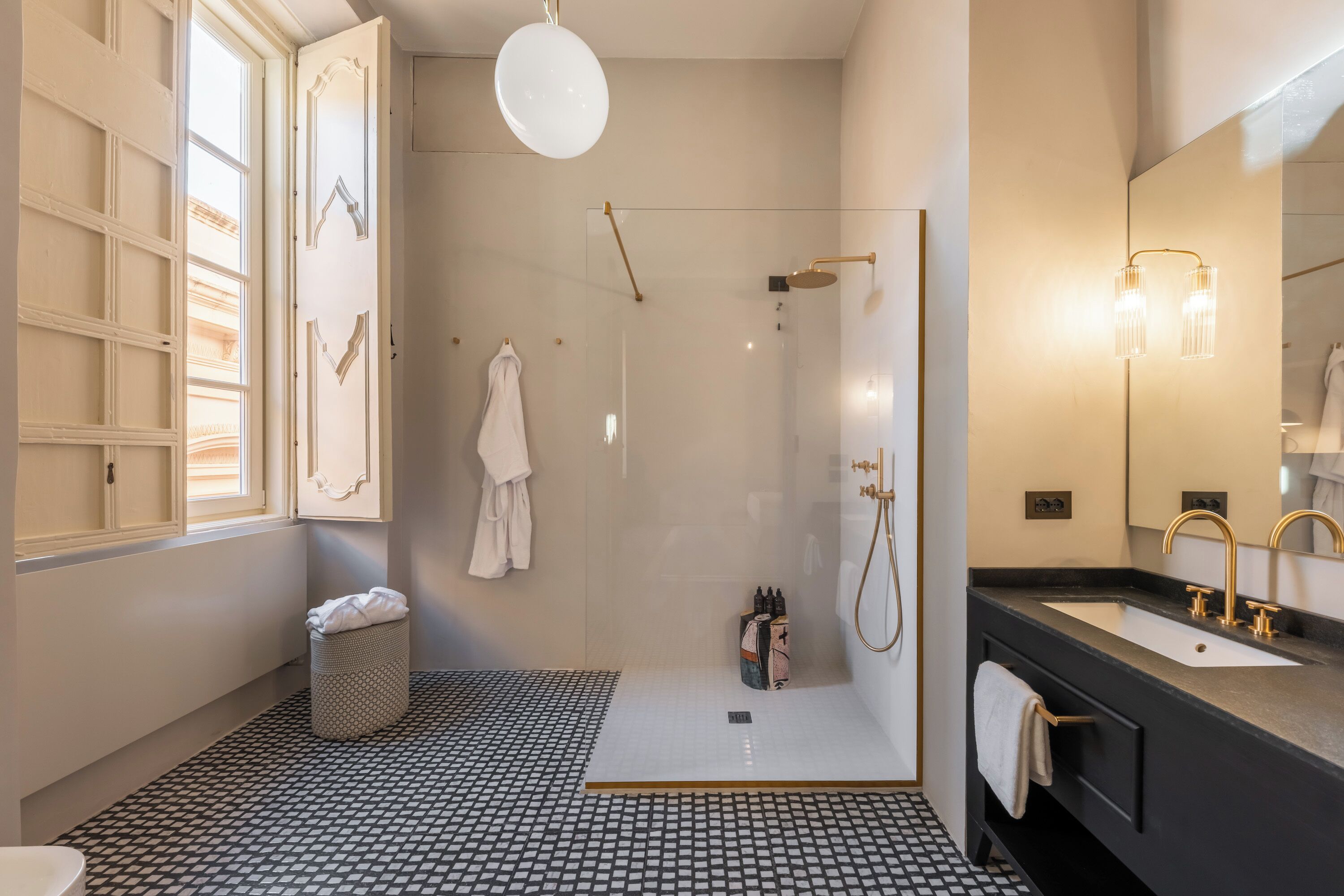 Signature-Doppelzimmer, Stadtblick | Badezimmer | Dusche, Haartrockner, Hausschuhe, Handtücher
