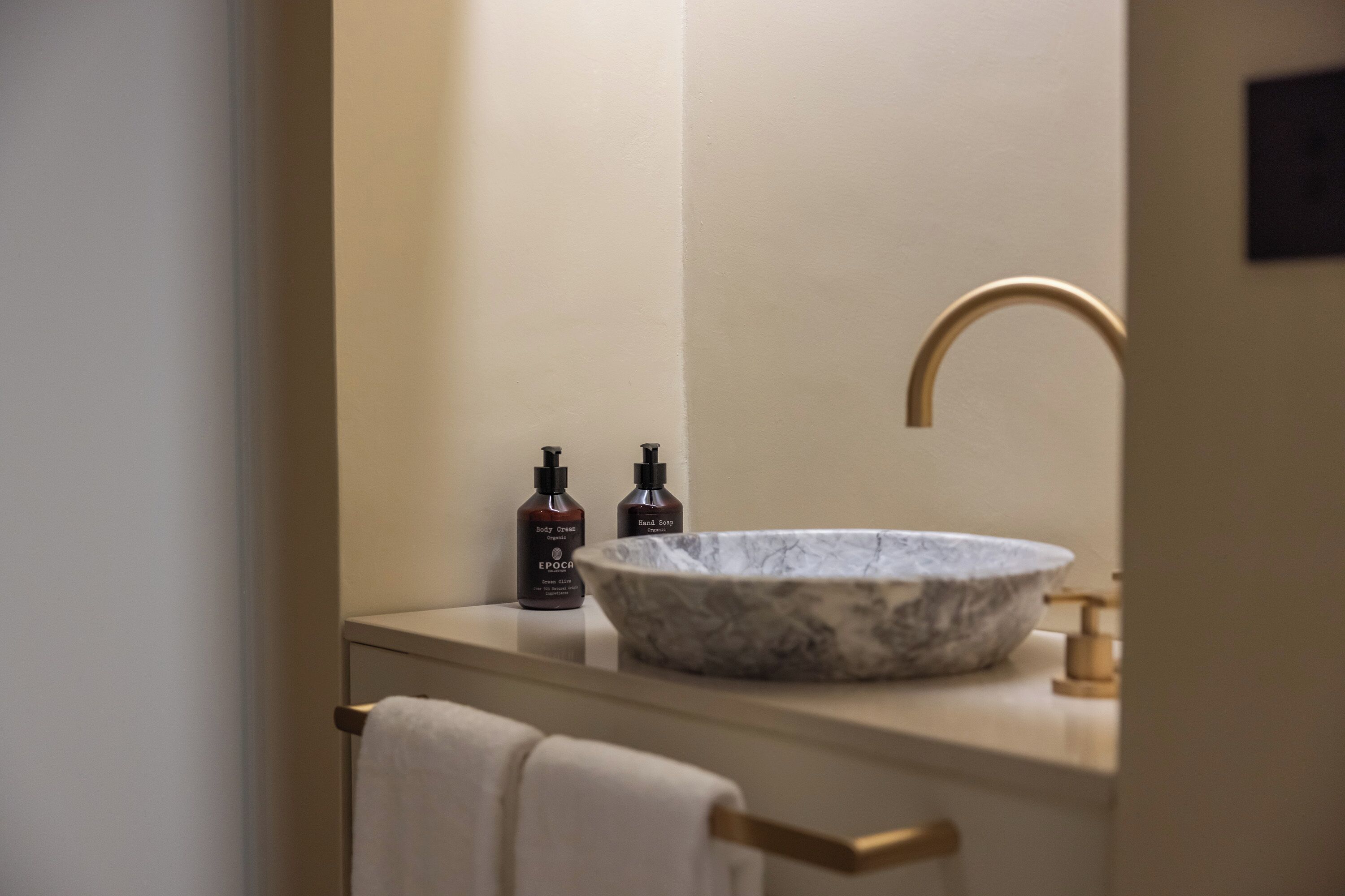 Habitación Deluxe, vistas al mar | Baño | Ducha, secador de pelo, zapatillas y toallas