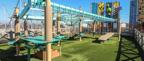 Un área de juegos al aire libre con estructuras de escalada y toboganes.