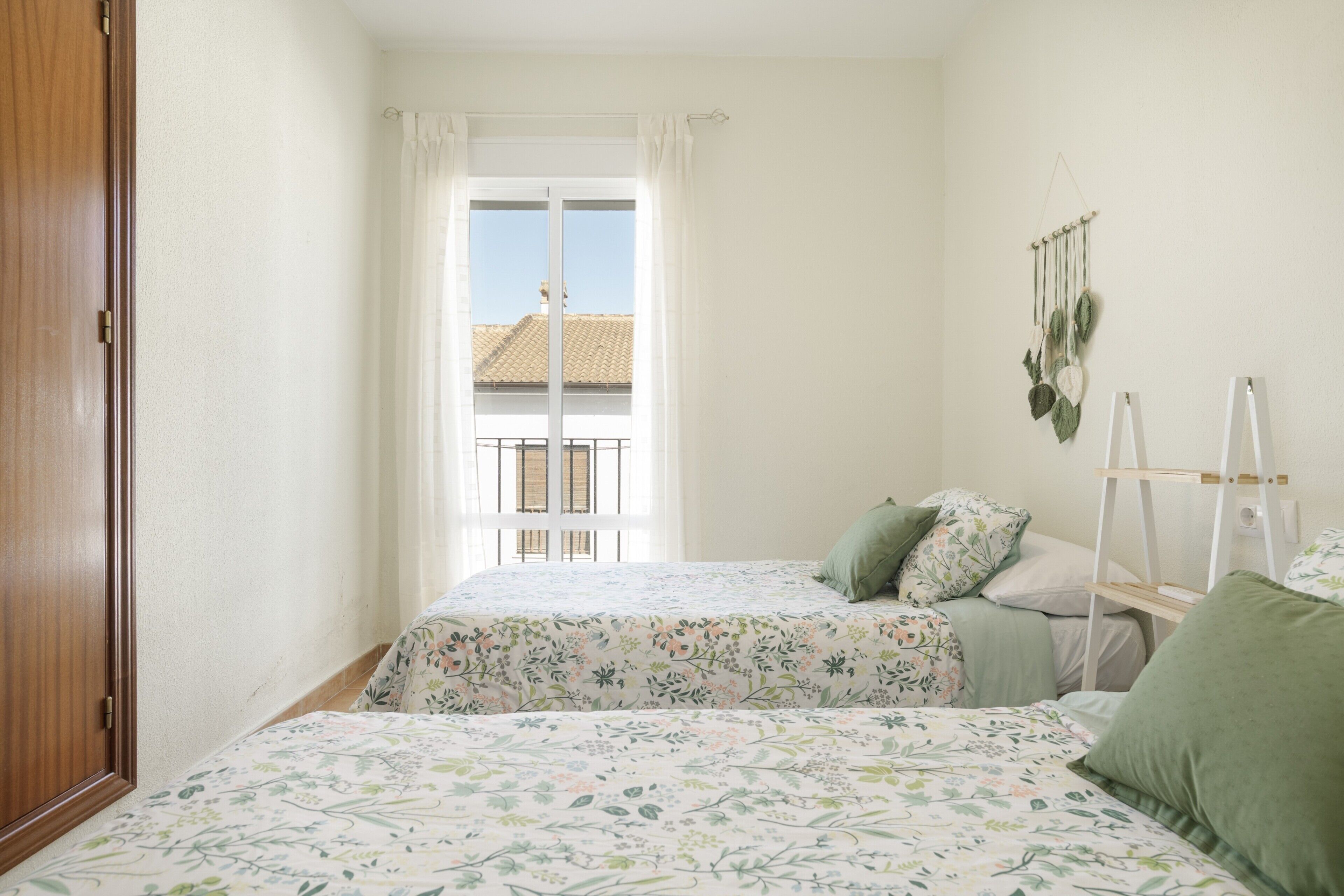Iron/ironing board, WiFi, bed sheets