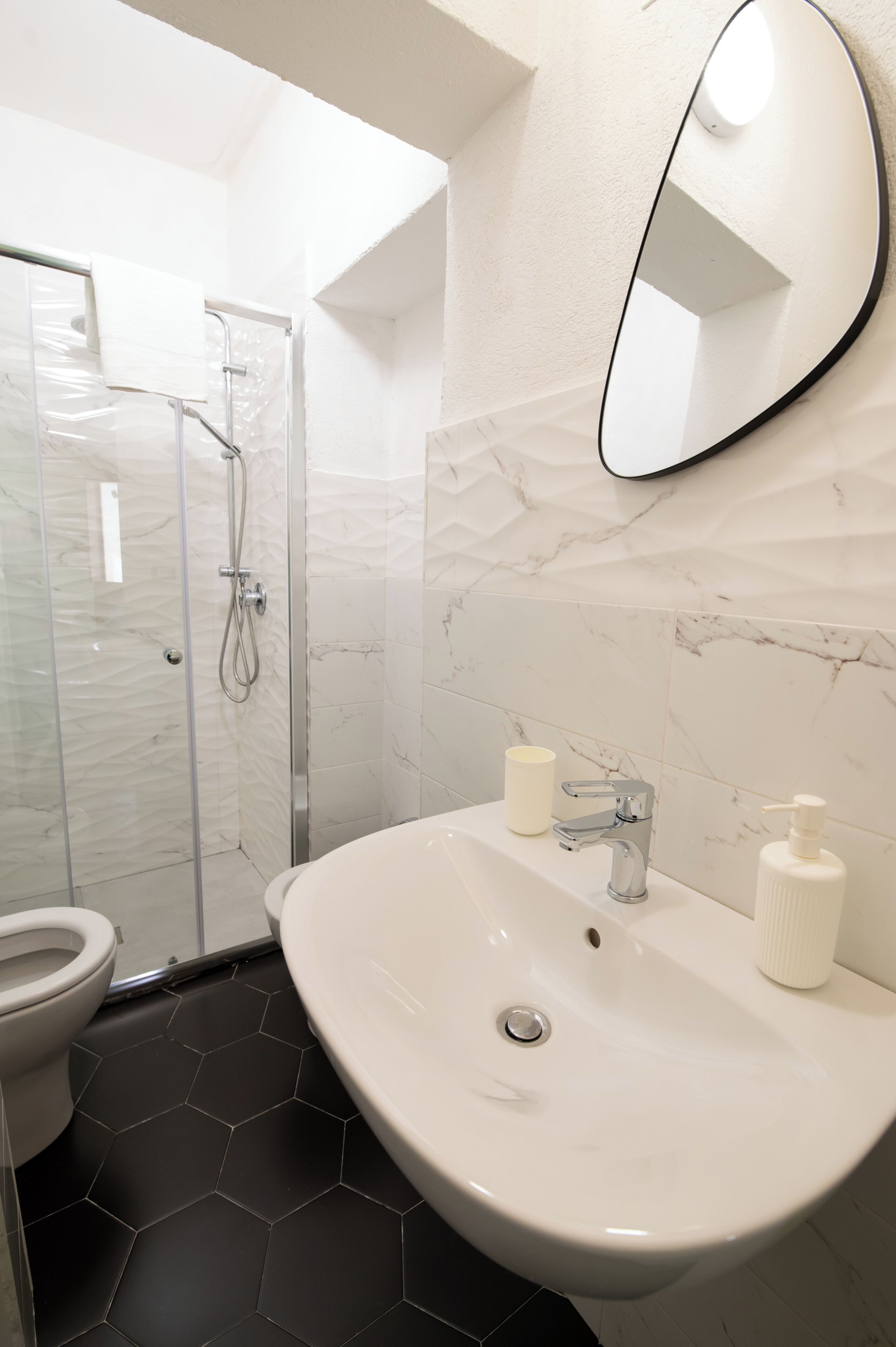 Classic-Doppel- oder -Zweibettzimmer, Balkon | Badezimmer | Haartrockner, Handtücher, Seife, Shampoo