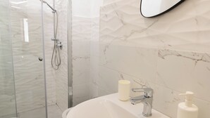 A bathroom with a shower, toilet, and sink. - IL GIRAMONDO (Noto)