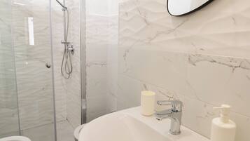 Classic-Doppel- oder -Zweibettzimmer, Balkon | Badezimmer | Haartrockner, Handtücher, Seife, Shampoo