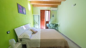 A room with a bed, a desk, and a chair. - IL GIRAMONDO (Noto)