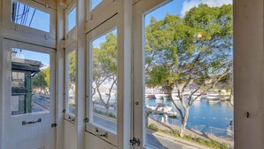 Ein Zimmer mit Blick auf einen Yachthafen und Boote.