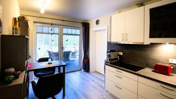 Fridge, oven, stovetop, dishwasher