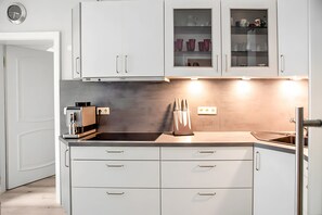 Wasserkocher mit Kaffee-/Teezubehör, Kühlschrank, Mikrowelle, Ofen