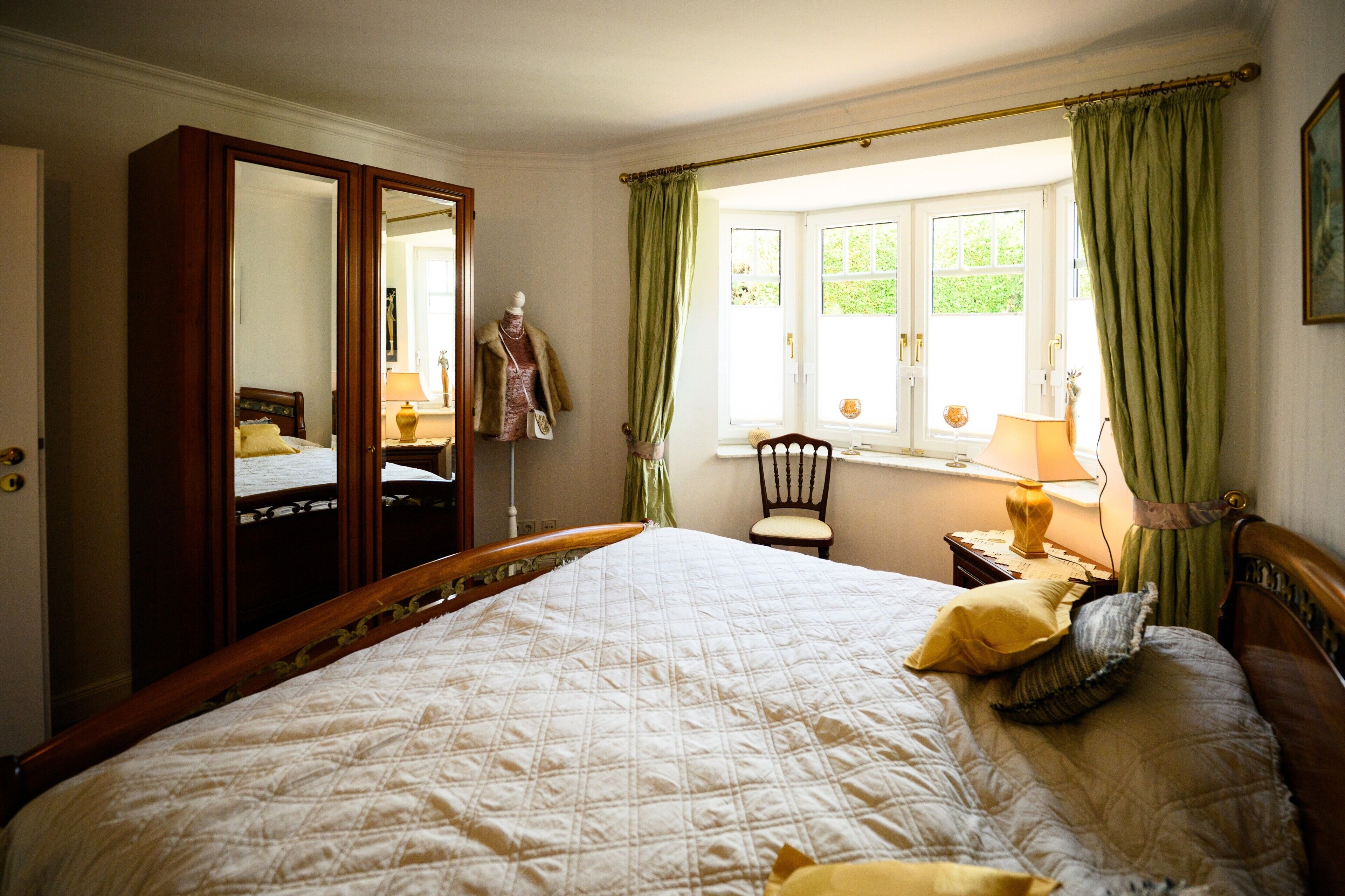 Iron/ironing board, WiFi, bed sheets, wheelchair access