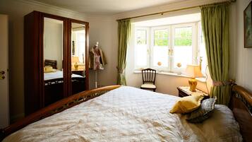 Iron/ironing board, WiFi, bed sheets, wheelchair access