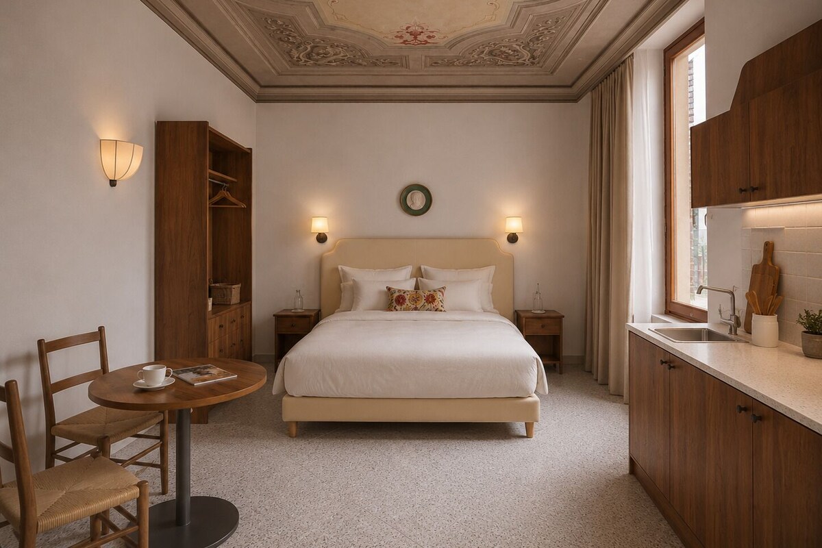 Une chambre à coucher comprenant un lit, des tables de chevet, une table ronde avec des chaises, une armoire et une vue sur l’extérieur par une fenêtre.