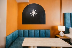Caixa forta a l'habitació i escriptori
