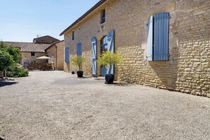 Exterior - Holiday Home “Gîte des Amoureux” with Shared Pool, Terrace and Wi-Fi (Longré)