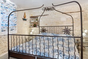 1 bedroom, WiFi, bed sheets - Holiday Home “Gîte des Amoureux” with Shared Pool, Terrace and Wi-Fi (Longré)
