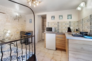 Interior - Holiday Home “Gîte des Amoureux” with Shared Pool, Terrace and Wi-Fi (Longré)