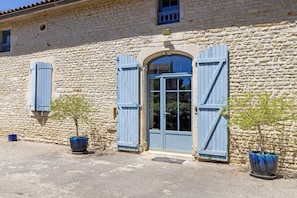 Exterior detail - Holiday Home “Gîte des Amoureux” with Shared Pool, Terrace and Wi-Fi (Longré)