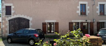 La Maison en Couleurs, village calme, jardin agréable, proche de Loire.